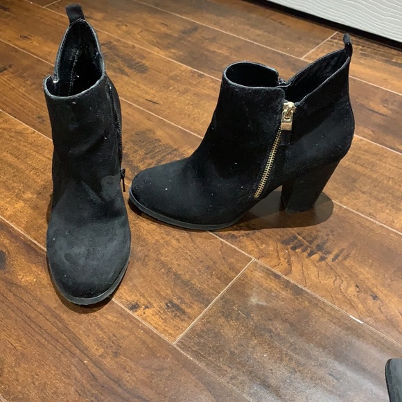 Black booties with gold zipper - Picture 2 of 3